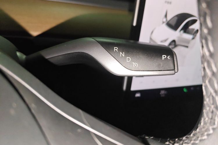 Tesla Model Y 2022 car image #18