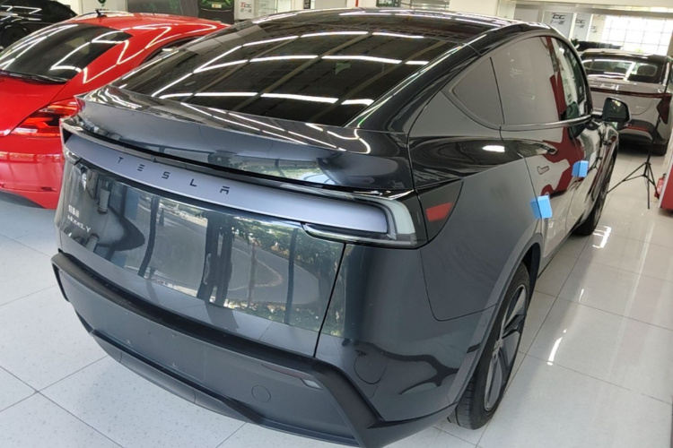 Tesla Model Y 2025 #7 Tesla Model Y 2025 car image #7