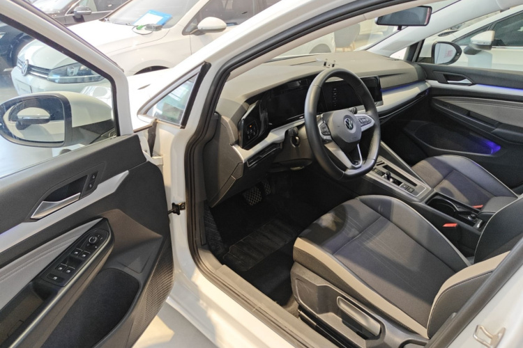 Volkswagen Golf 2024 car image #16