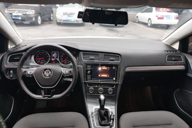 Volkswagen Golf 2019 car image #10