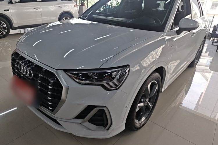 Audi Q3 2023 car image #2