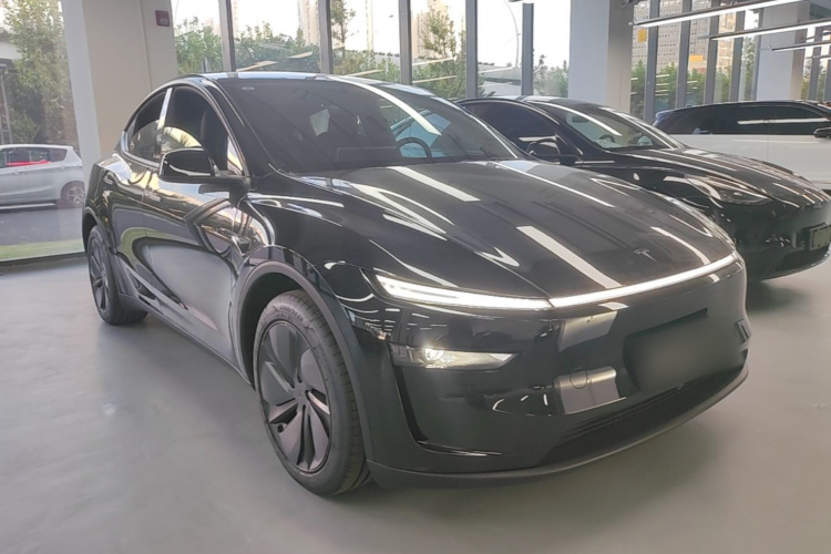 Tesla Model Y 2026 #4 Tesla Model Y 2026 car image #4