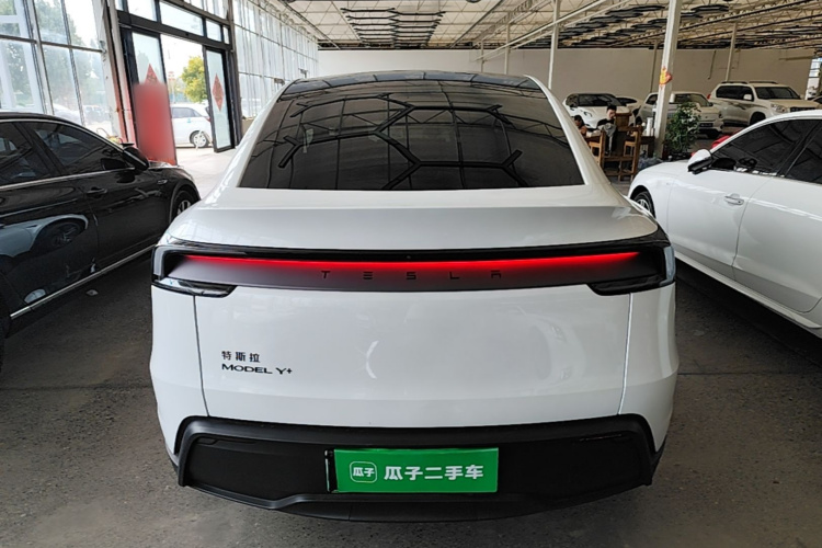 Tesla Model Y 2026 #6 Tesla Model Y 2026 car image #6