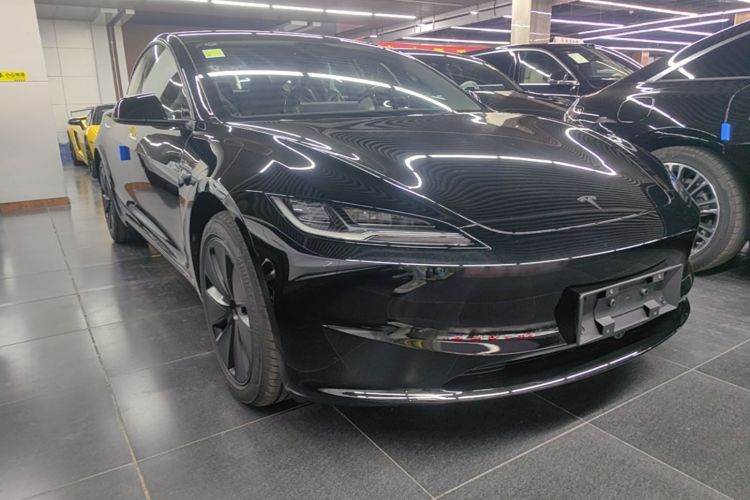 Tesla Model 3 2026 immagine di auto #6