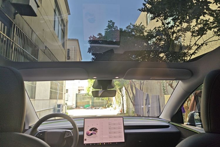Tesla Model Y 2025 car image #18