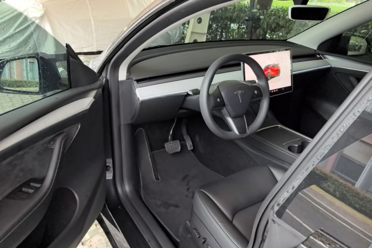 Tesla Model Y 2025 #16 Tesla Model Y 2025 car image #16