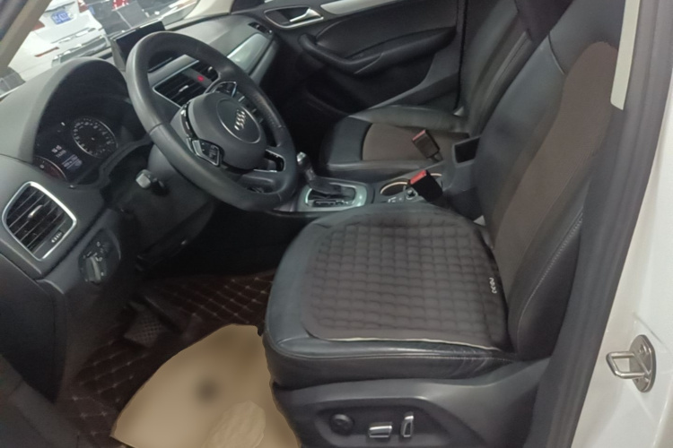Audi Q3 2019 car image #19