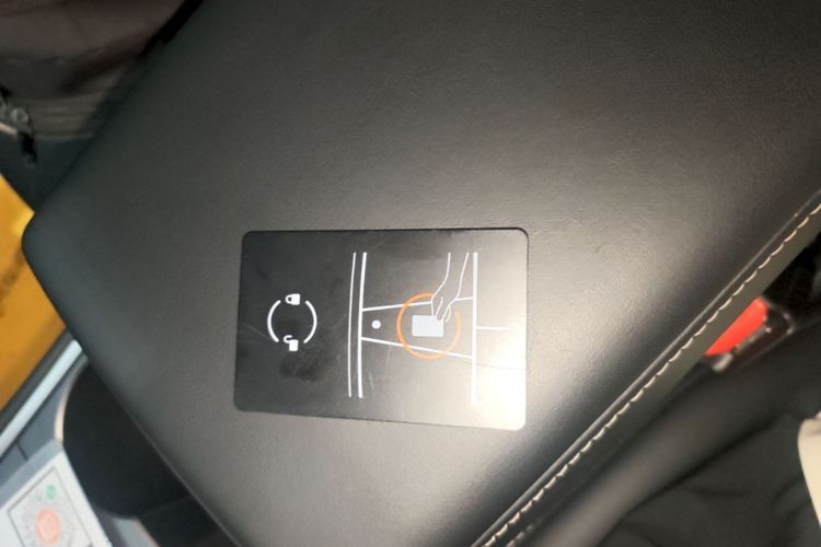 Tesla Model Y 2023 immagine di auto #9