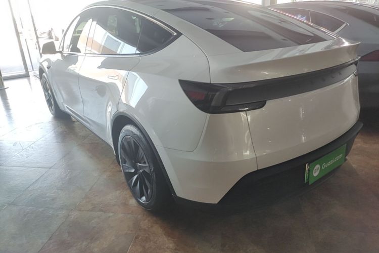 Tesla Model Y 2025 car image #5
