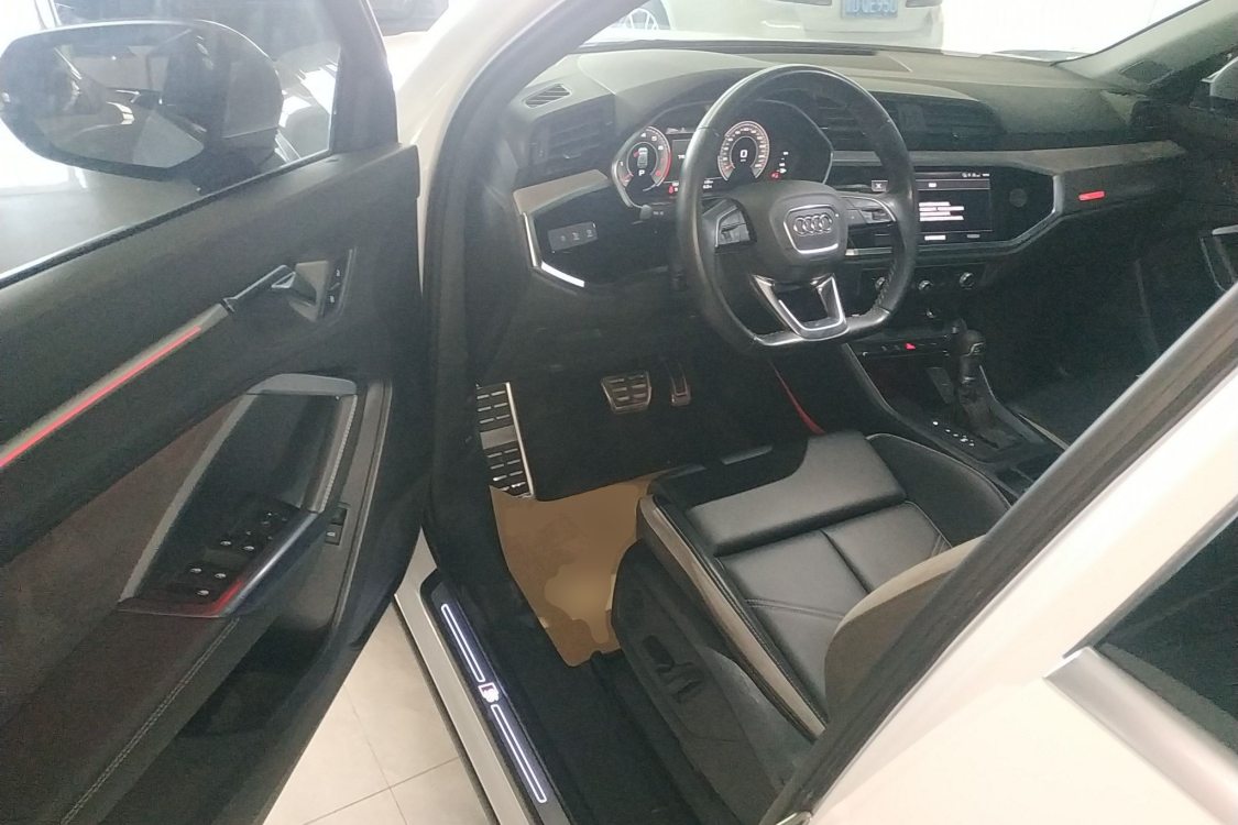 Audi Q3 2023 car image #12