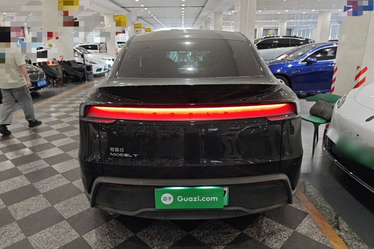 Tesla Model Y 2025 #6 Tesla Model Y 2025 car image #6