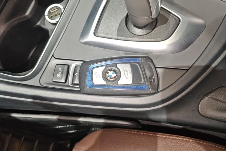 BMW 3 Series 2019 car image #9