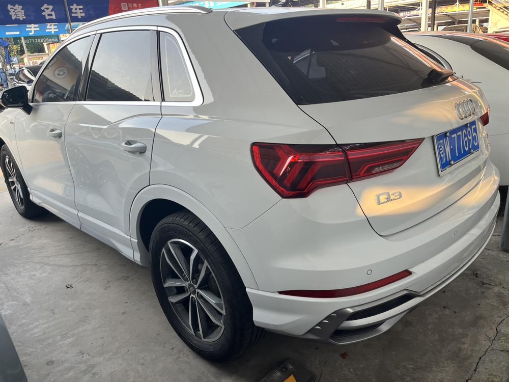 Audi Q3 2023 car image #3
