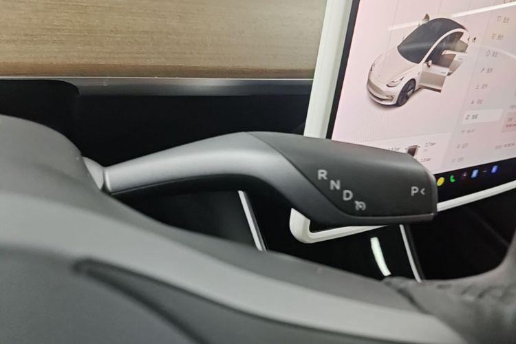 Tesla Model 3 2020 car image #25