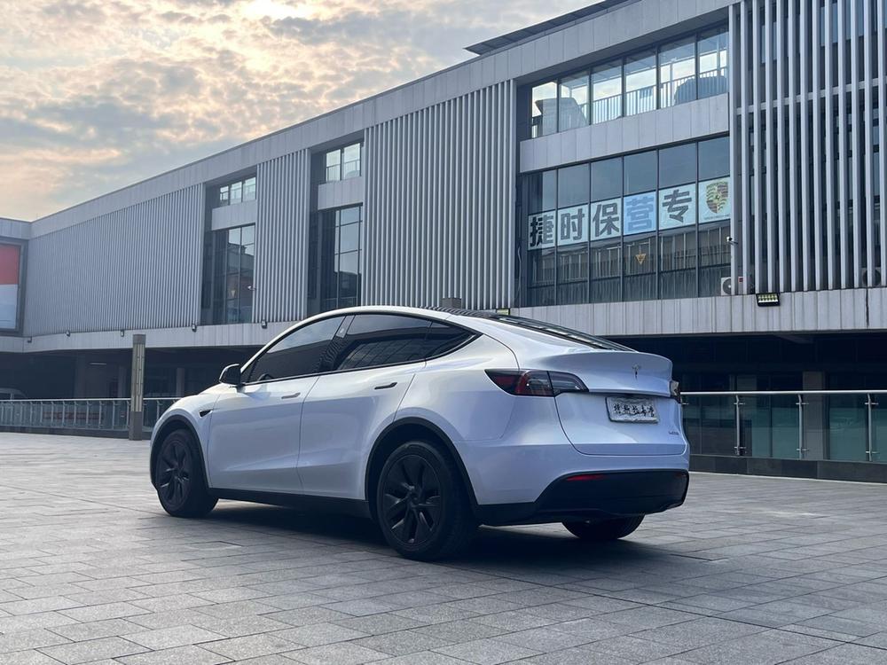 Tesla Model Y 2024 #4 Tesla Model Y 2024 car image #4