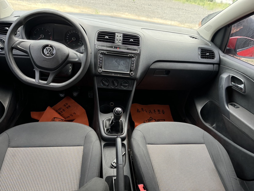 Volkswagen Polo 2015 car image #2