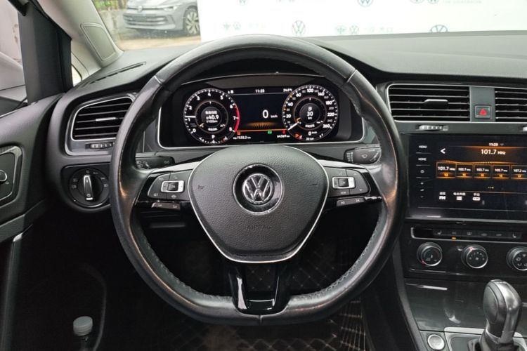 Volkswagen Golf 2020 car image #12