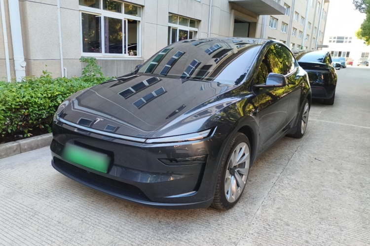 Tesla Model Y 2025 car image #2