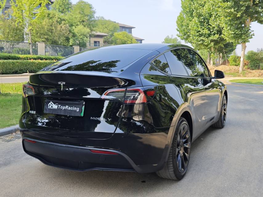 Tesla Model Y 2023 car image #9
