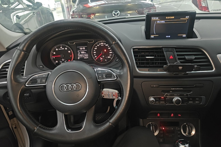 Audi Q3 2014 car image #10