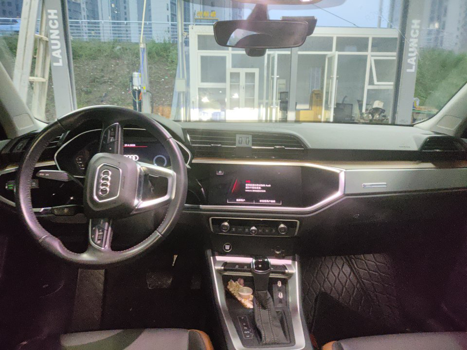 Audi Q3 2022 car image #3