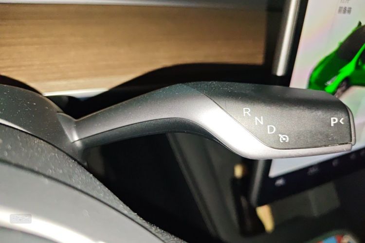 Tesla Model Y 2023 car image #16