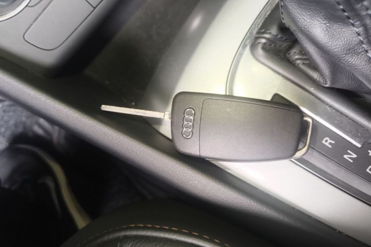 Audi Q3 2018 car image #9