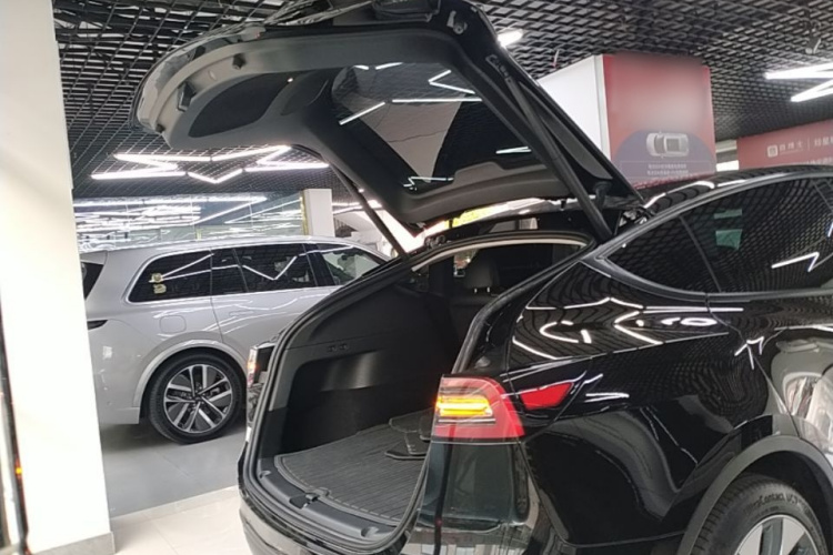 Tesla Model Y 2023 car image #21