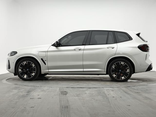 BMW iX3 2022 car image #2