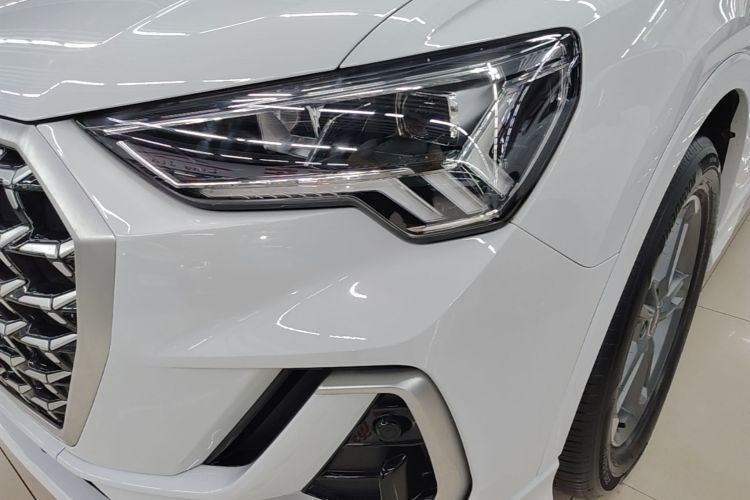 Audi Q3 2023 car image #23