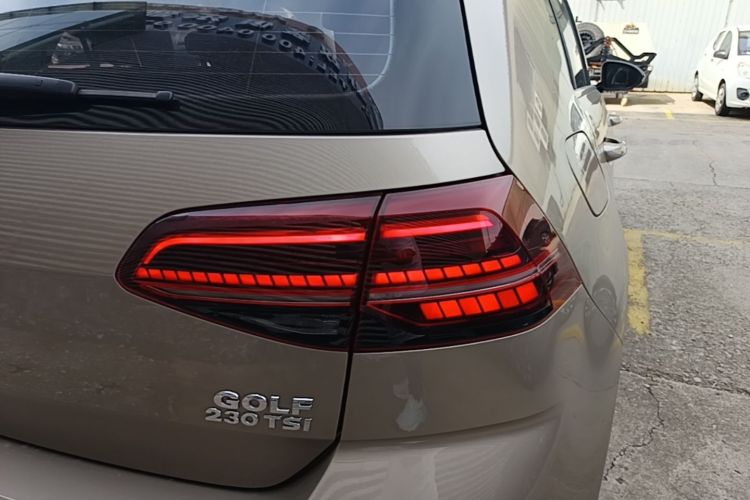 Volkswagen Golf 2018 car image #8