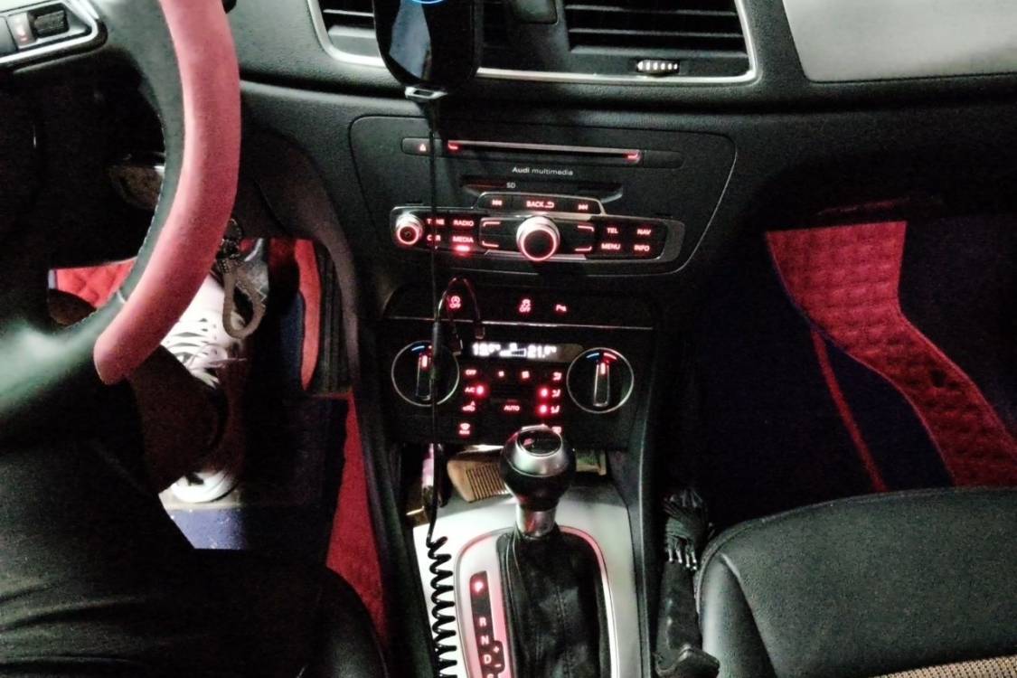 Audi Q3 2017 car image #28