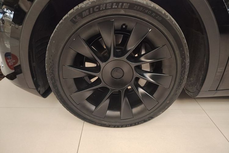 Tesla Model Y 2022 car image #3