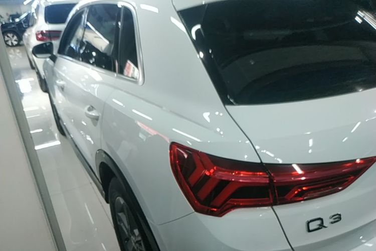 Audi Q3 2021 car image #5