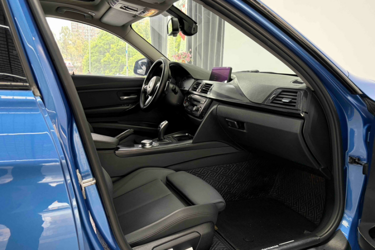 BMW 3 Series 2018 car image #26