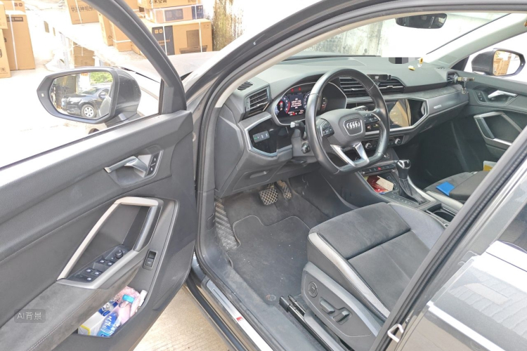 Audi Q3 2021 car image #18