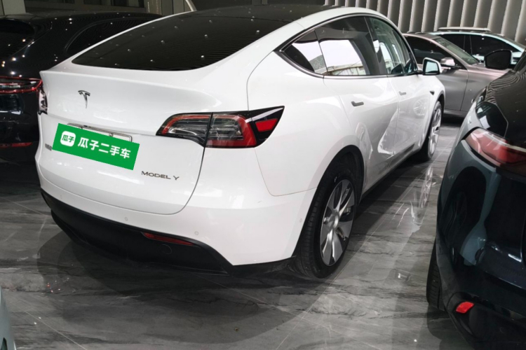 Tesla Model Y 2023 car image #7