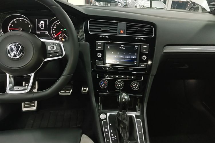 Volkswagen Golf 2018 car image #13