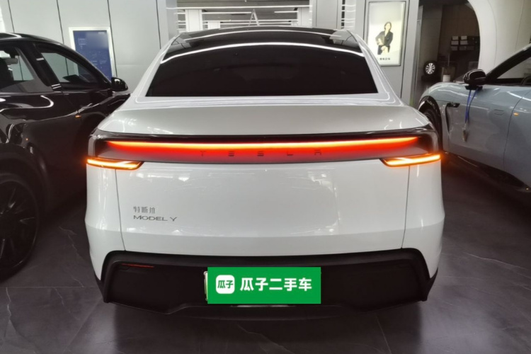 Tesla Model Y 2025 #6 Tesla Model Y 2025 immagine di auto #6