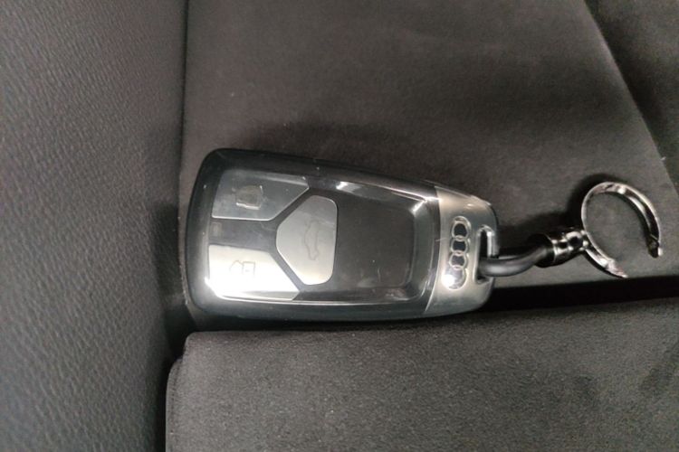 Audi Q3 2020 car image #9