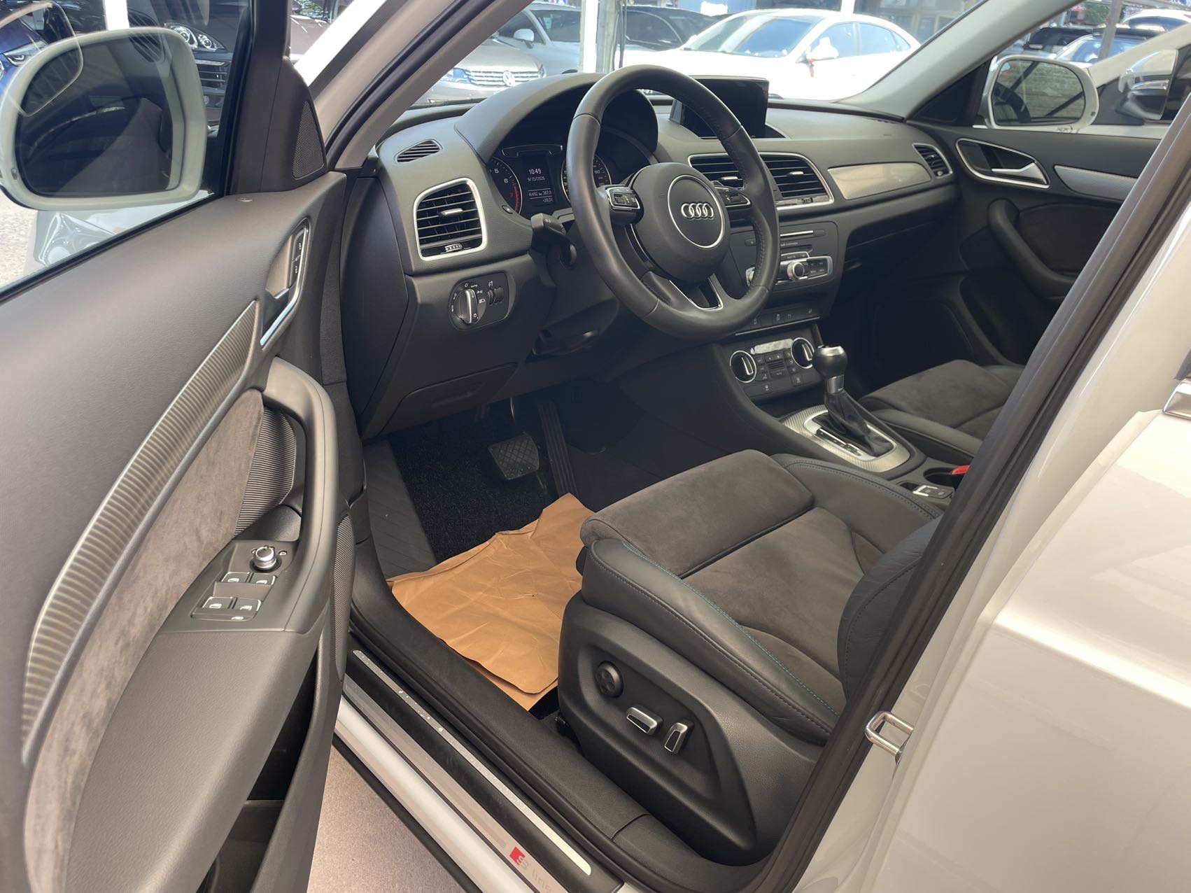 Audi Q3 2018 car image #2