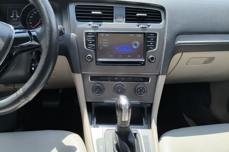 Volkswagen Golf 2015 car image #13