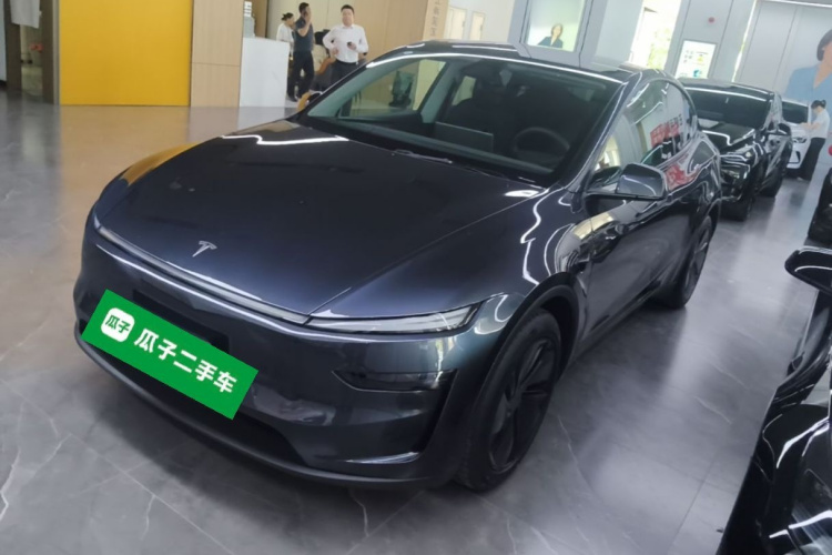 Tesla Model Y 2025 #2 Tesla Model Y 2025 car image #2