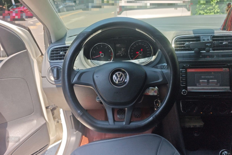 Volkswagen Polo 2014 car image #12