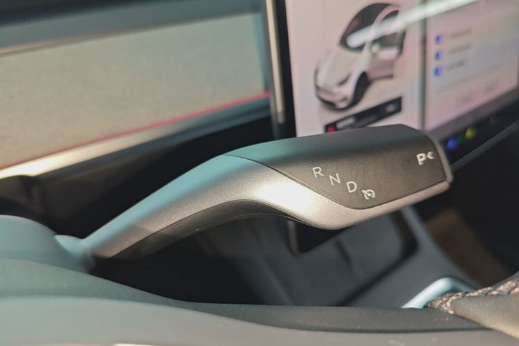 Tesla Model Y 2024 immagine di auto #14