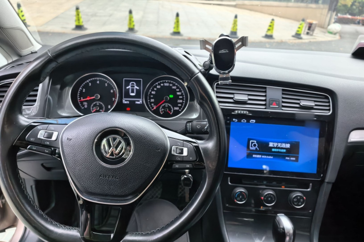 Volkswagen Golf 2018 car image #15