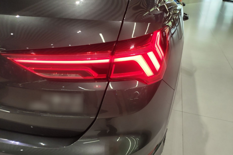 Audi Q3 2023 car image #8