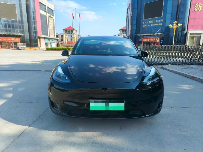 Tesla Model Y 2023 car image #2