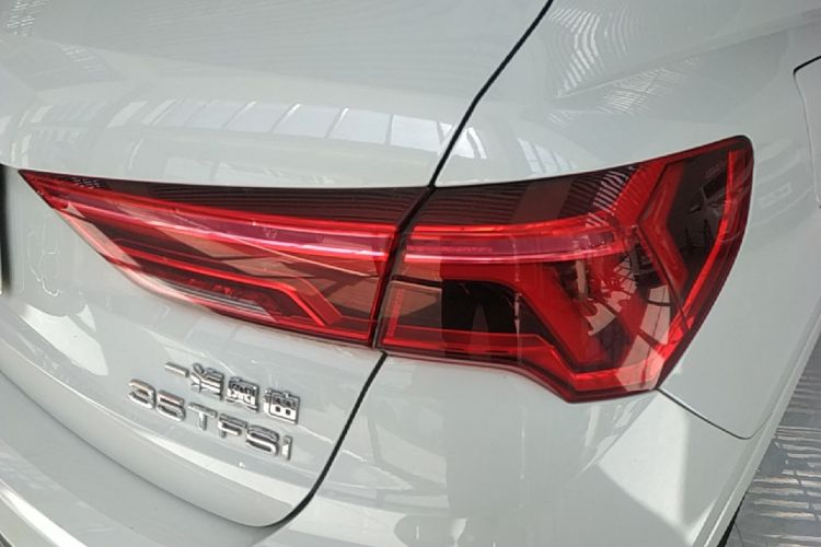 Audi Q3 2021 car image #8