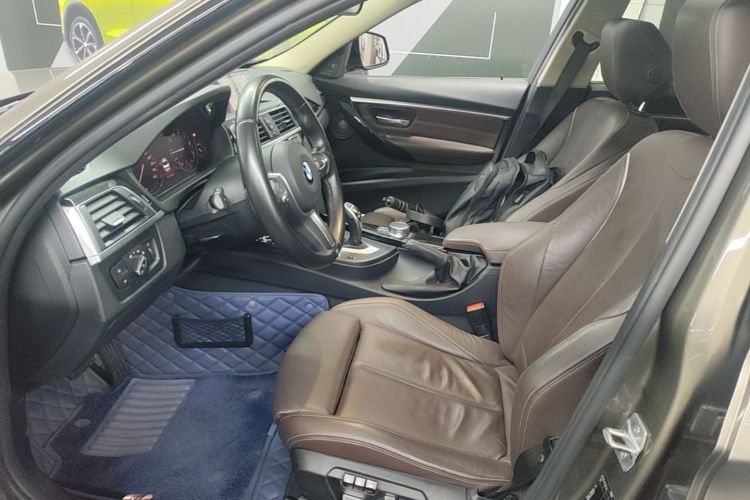 BMW 3 Series 2018 car image #19